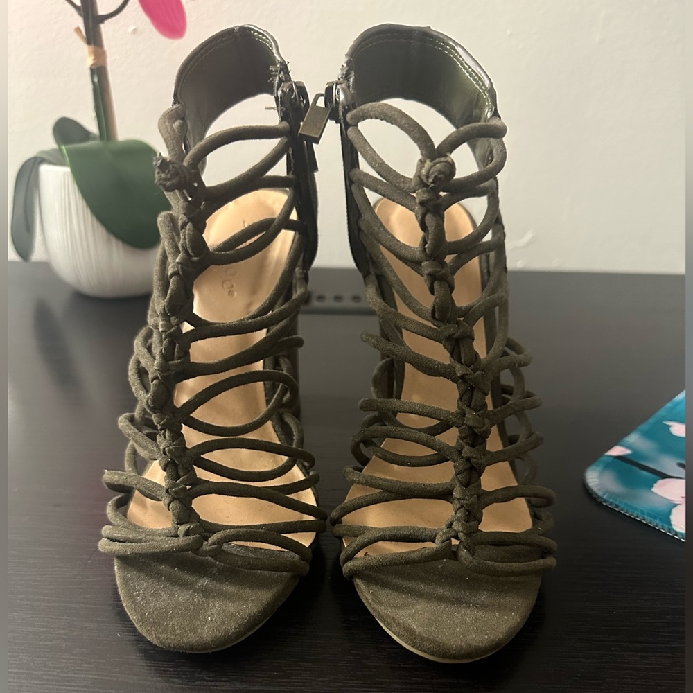 BAMBOO Sandal in Olive Green size 6 ***Never Worn***